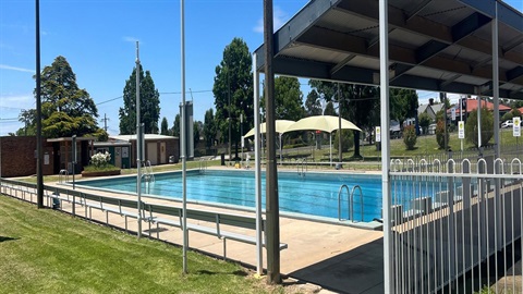 Coona pool with seating